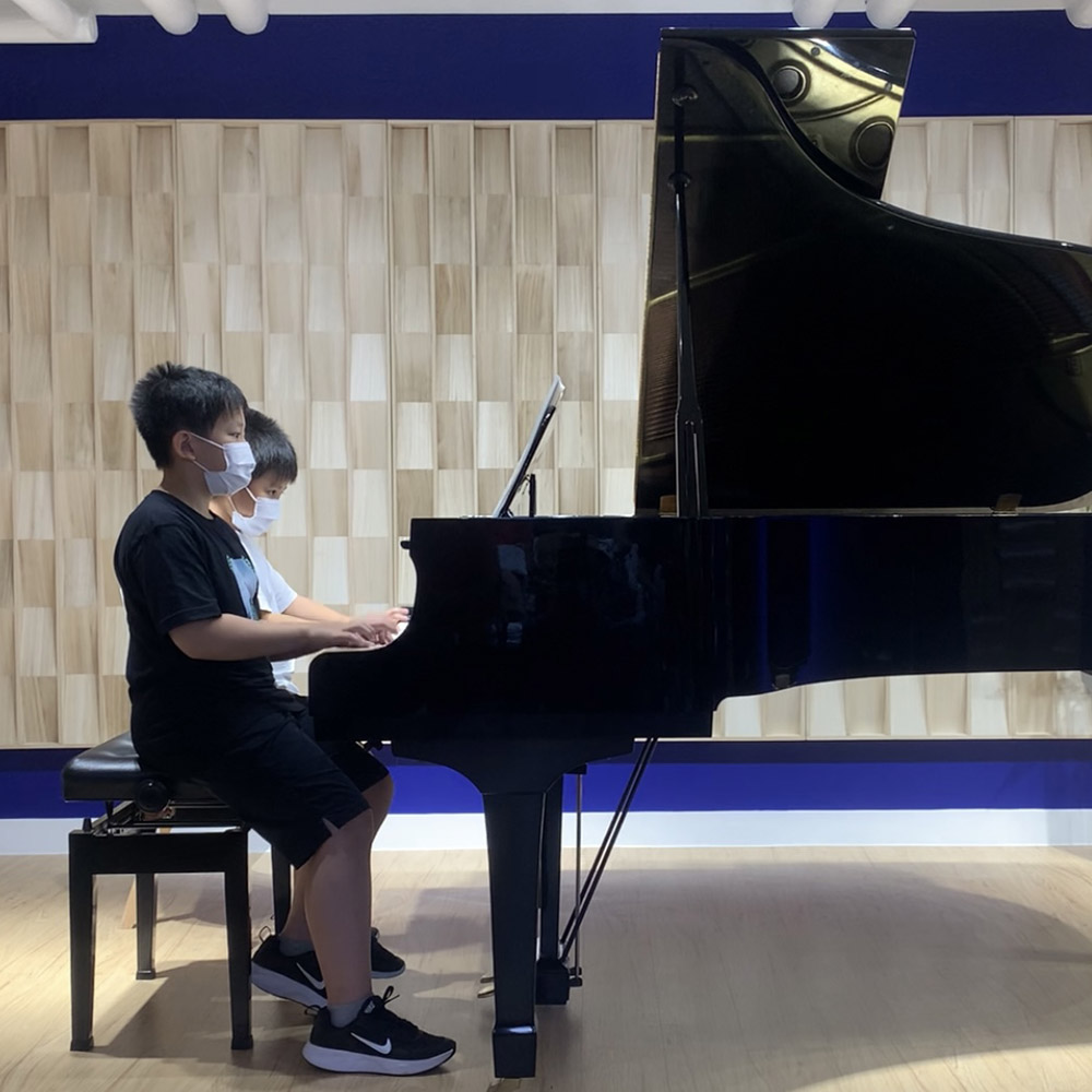 學生Alex 和Matthew 在學生演奏會中四手聯彈